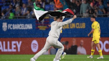 مشجع يقتحم مباراة برشلونة بعلم فلسطين 