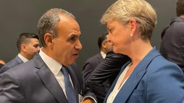 وزير الخارجية والهجرة مع وزيرة خارجية المملكة المتحدة إيفيت كوبر
