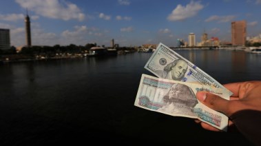 عملات نقدية أمريكية ومصرية