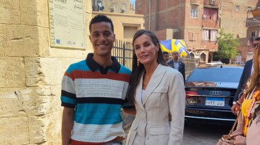 الشاب محمد عبدالعزيز رفقة ملكة إسبانيا