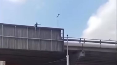 شاب يقفز من أعلى كوبري الأزهر بالعتبة 