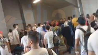جانب من مشاجرة داخل موقف السلام الجديد