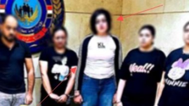الشاب منتحل صفة الأنثى متوسطًا المتهمين المضبوطين