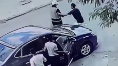 لحظة تعدي الشاب على الفتاة
