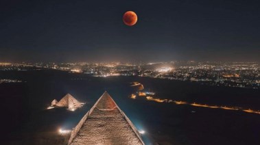 صور عن خسوف القمر 2025