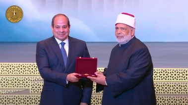 الرئيس عبدالفتاح السيسي يكرم عددًا من الشخصيات والعلماء المتميزين