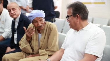وزير الصحة يستمع لأحد المواطنين ويستجيب للطلب 