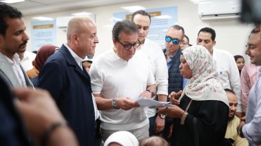 وزير الصحة يستمع لأحد المواطنين 