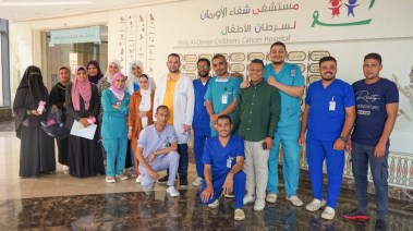 صورة تذكارية مع أسرة أيمان بعد الشفاء 