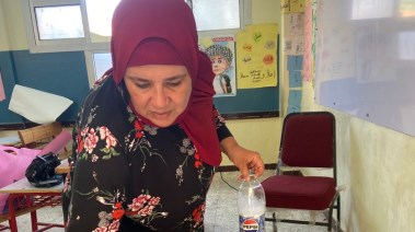 الأستاذة علا مديرة المدرسة أثناء تنظيف الديسكات
