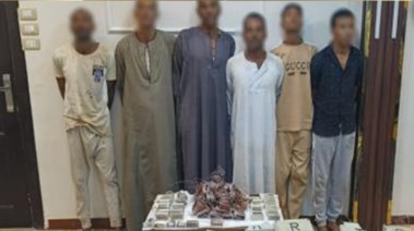 المتهمون وجانب من المضبوطات