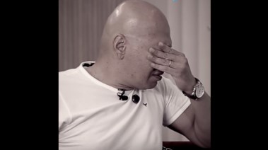 بكاء ضياء عبدالخالق على شقيقه