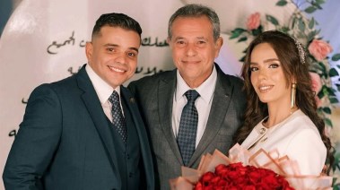 توفيق عكاشة برفقة نجله وخطيبته