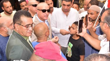 صغير يستوقف محافظ الأقصر  