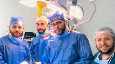 صورة الفريق الطبي الذي أنقذ الشاب من موت محقق