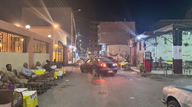 صورة الاهالي في انتظار جثمان الطفل من أمام مستشفى نجع حمادي