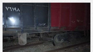 خروج بعض عربات القطار أمام بني سويف
