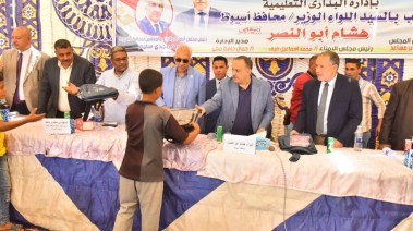 محافظ أسيوط يوزع حقائب على طلاب النواورة