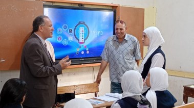 وكيل تعليم أسيوط خلال زيارته لمدرسة ساحل سليم