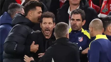 مشادة سيميوني وأحد جماهير ليفربول