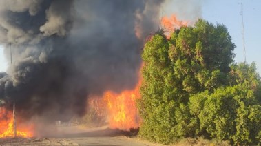 قوات الحماية المدنية بأسوان تسيطر إندلاع حريق فى أحد مواسير الغاز الطبيعي بمدينة إدفو بأسوان