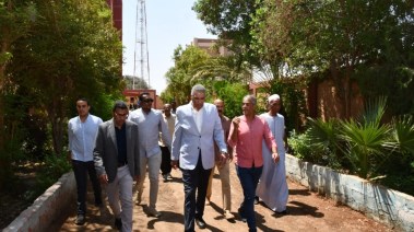 محافظ أسوان  .. يكافئ مدير مدرسة الشيخ عامر الإبتدائية الجديدة لجاهزية المدرسة.. ويشدد على تلافى أى قصور أو ملاحظات قبل إنطلاق العام الدراسى 