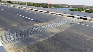 إنهاء تركيب الفواصل الدائمة بمحور وكوبري بديل خزان أسوان