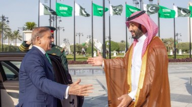 ولي العهد السعودي يستقبل رئيس الوزراء الباكستاني