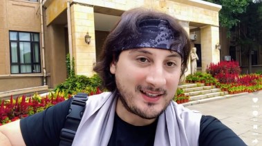 شاب يوثق زيارته للسفارة المصرية في بكين