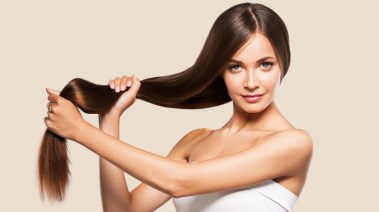 زيت الخروع أم زيت جوز الهند لشعر صحي؟
