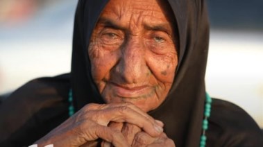نازحة تفوق الـ100 عام تتصدر مأساة النزوح في غزة