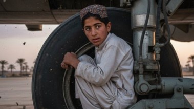 مراهق يسافر إلى الهند على عجلة طائرة