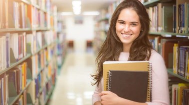 فتاة جامعية 