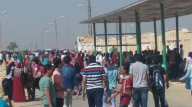 تكدس طلاب جامعة سوهاج في موقف الكوامل