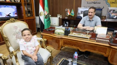 محافظ المنوفية مع طفلة من ذوي الهمم