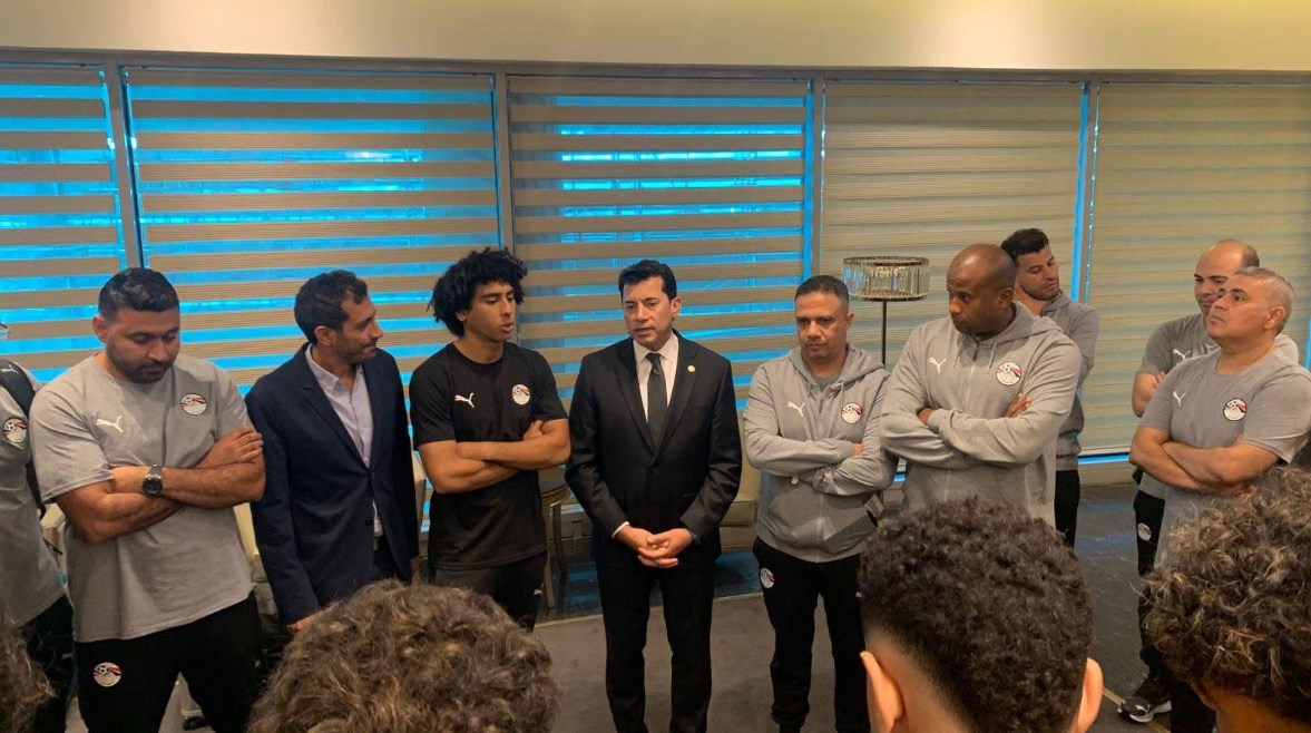 وزير الرياضة مع منتخب الشباب