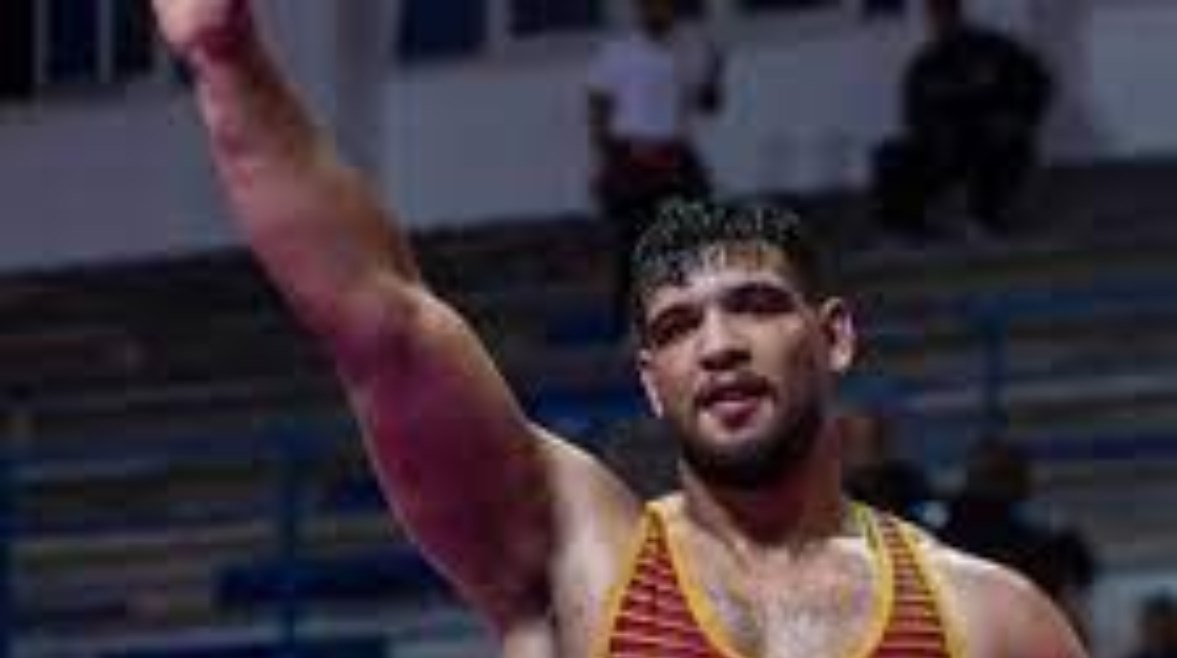  عبداللطيف منيع لاعب المنتخب الوطني للمصارعة