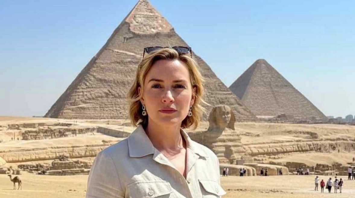 كيت وينسلت أمام الأهرامات