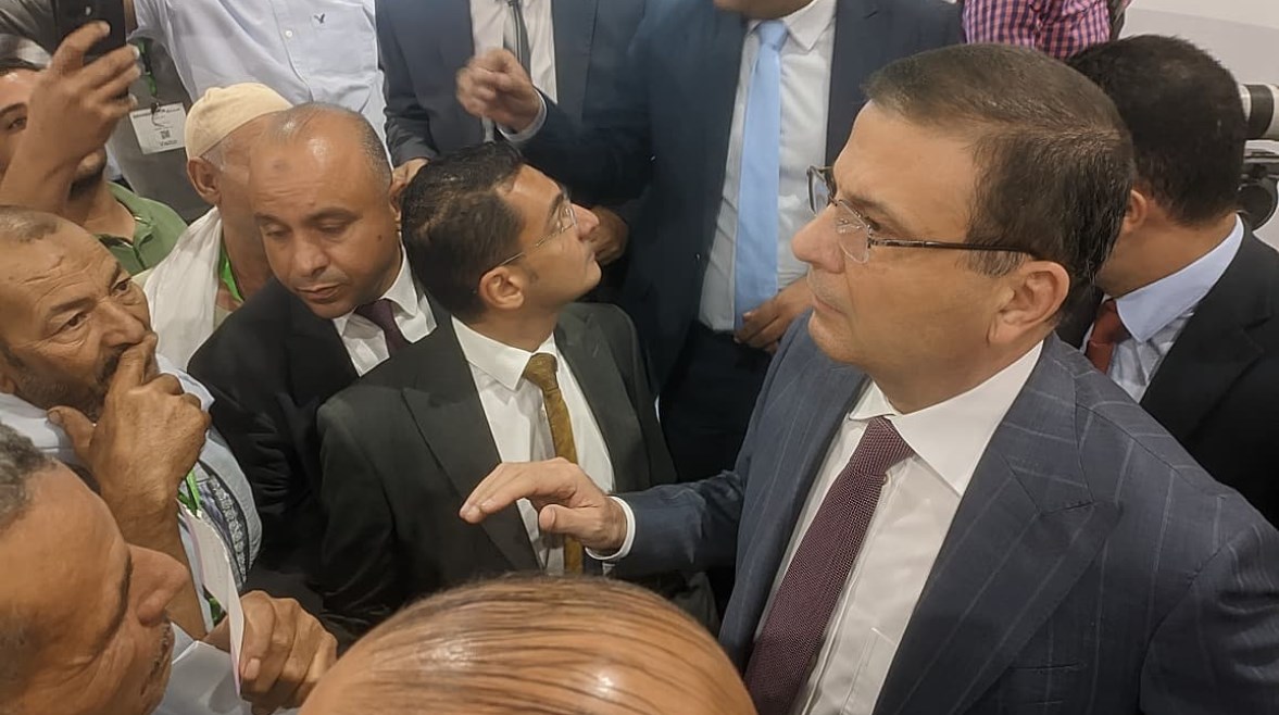 وزير الزراعة يستمع لشكاوى الفلاحين في مؤتمر صحاري