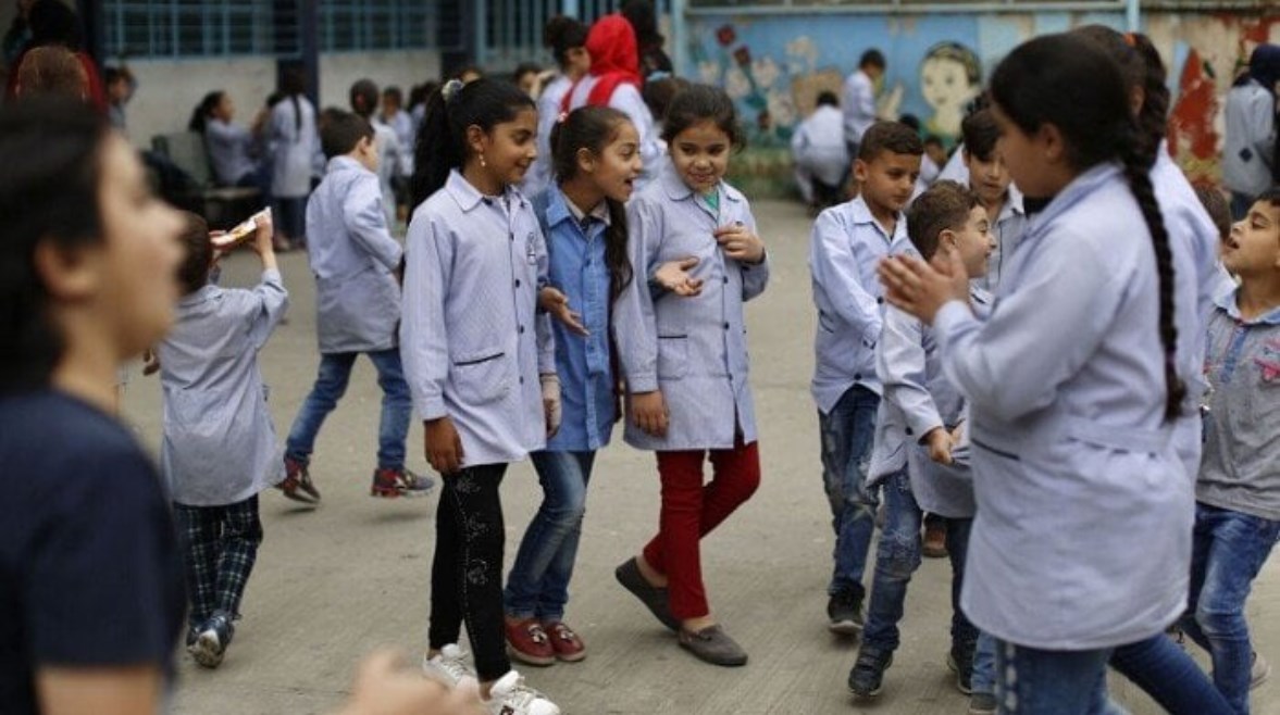 طلاب بالمدارس 