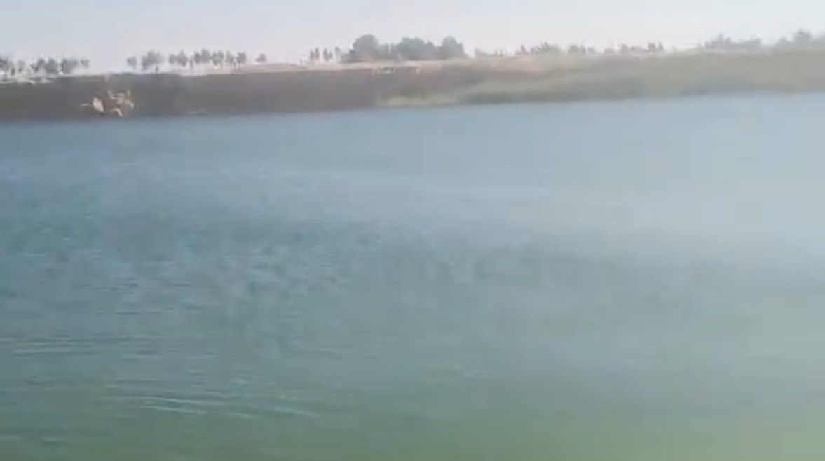 بحيرة غامضة في قلب الصحراء الغربية بحيرة غامضة في قلب الصحراء الغربية