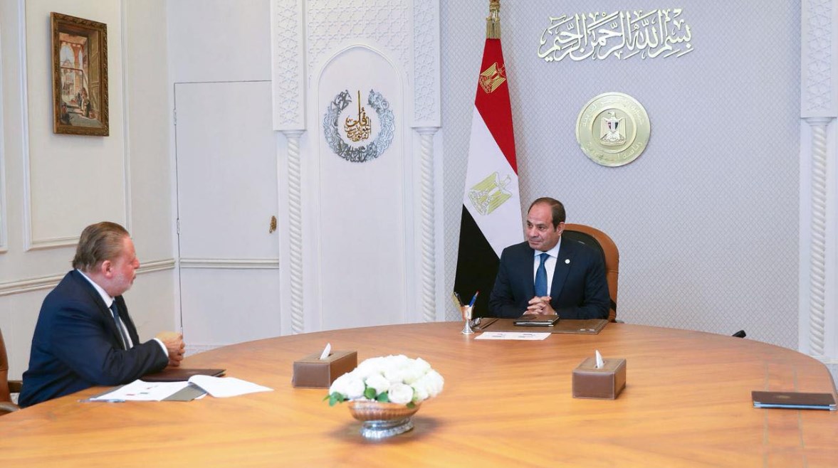 الرئيس السيسي مع محافظ البنك المركزي حسن عبد الله الرئيس السيسي مع محافظ البنك المركزي حسن عبد الله