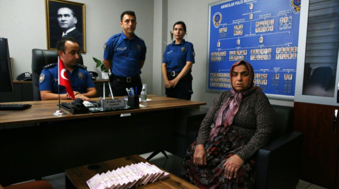 الأم التركية زولفوناز كيزيلتاش الأم التركية زولفوناز كيزيلتاش