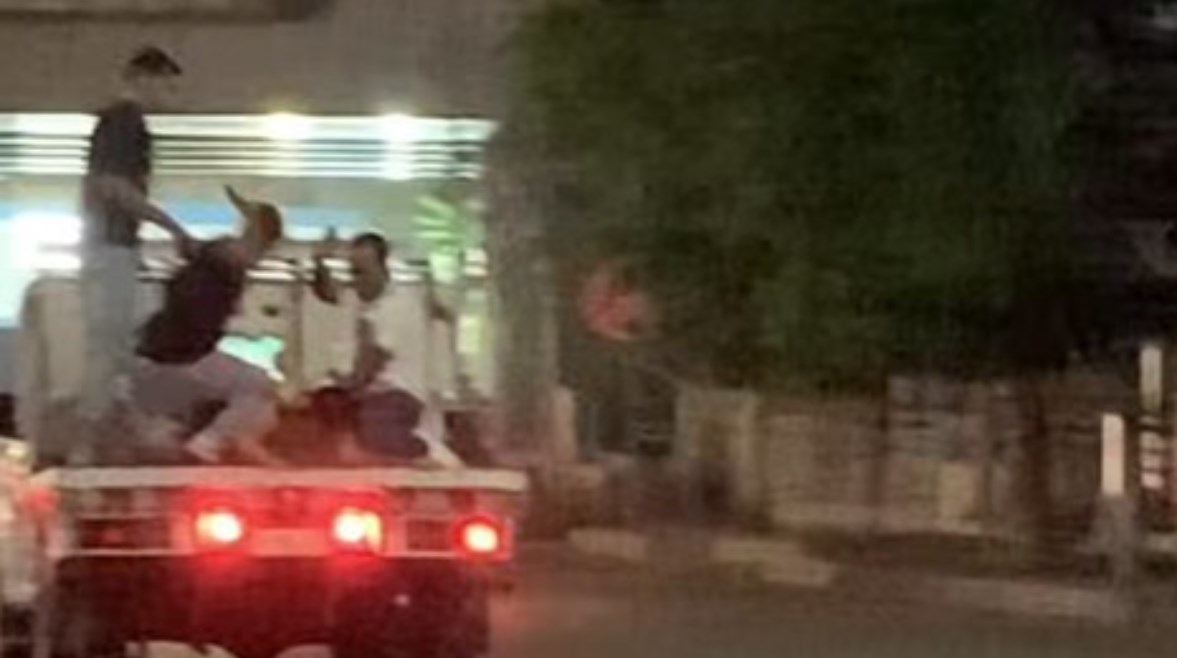أشخاص يعتدون على شاب أعلى سيارة نقل