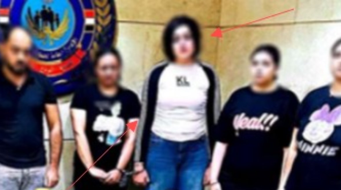 الشاب منتحل صفة الأنثى متوسطًا المتهمين المضبوطين