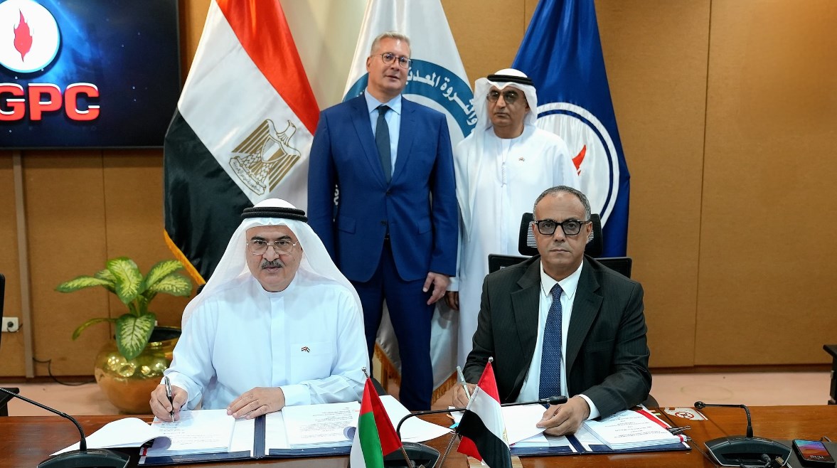 جانب من توقيع الاتفاقية  