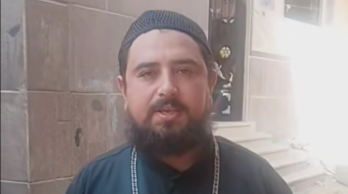 الشخص الذي يرتدي زي الكهنوت 