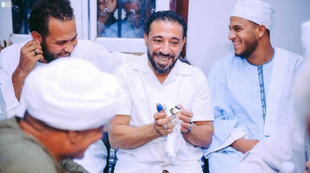 أشرف أبو حاكم خلال عقد قرانه
