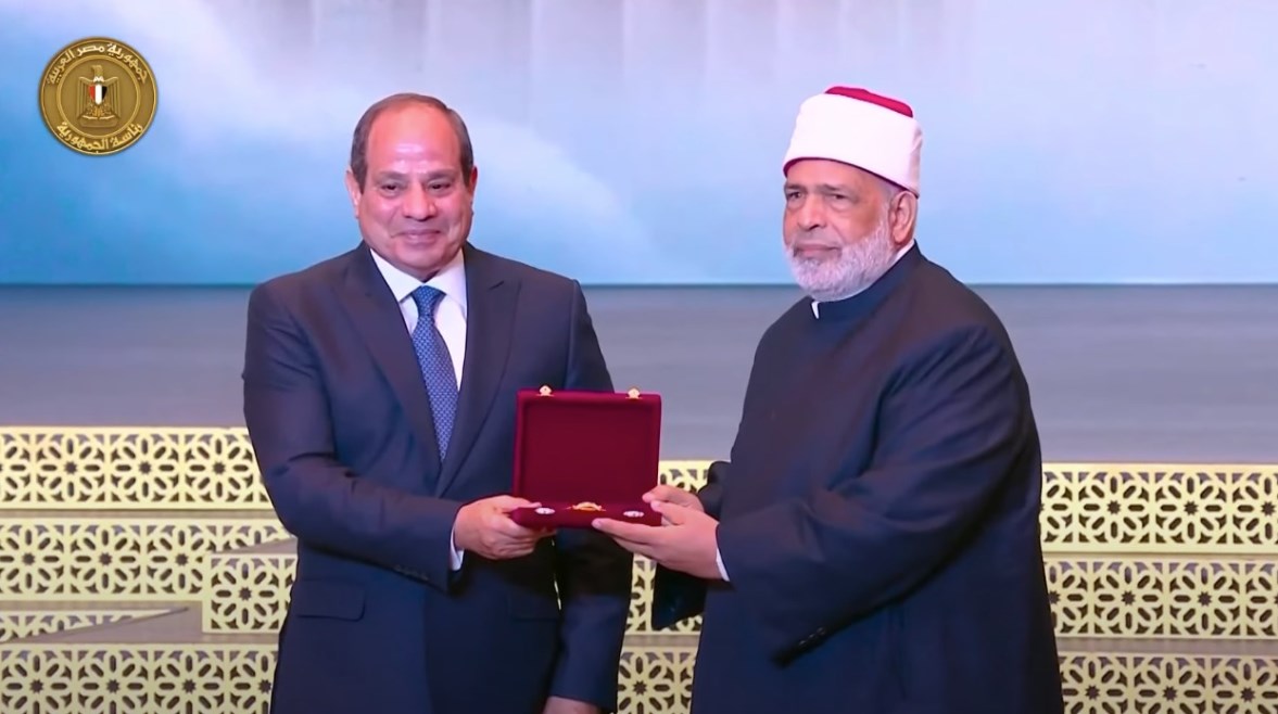 الرئيس عبدالفتاح السيسي يكرم عددًا من الشخصيات والعلماء المتميزين الرئيس عبدالفتاح السيسي يكرم عددًا من الشخصيات والعلماء المتميزين