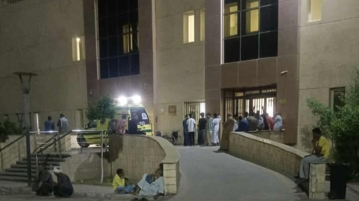 صورة من أمام المستشفى فجر اليوم صورة من أمام المستشفى فجر اليوم